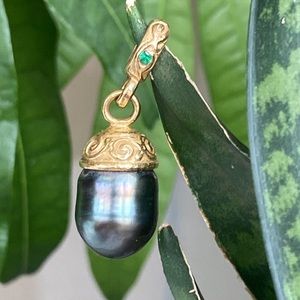 Tahitian pearl and Emerald 18 karat pendant
